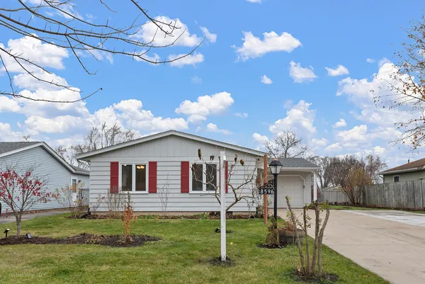 a view of a house with backyard
