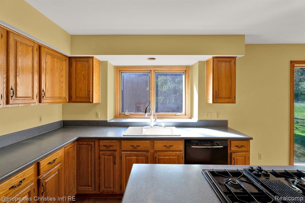 2160 Reagan Drive Rochester Hills, MI 48309 - Photo 18 of 60