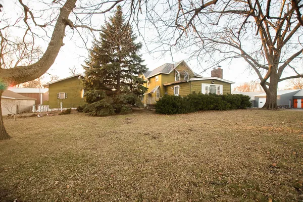 a view of a house with backyard