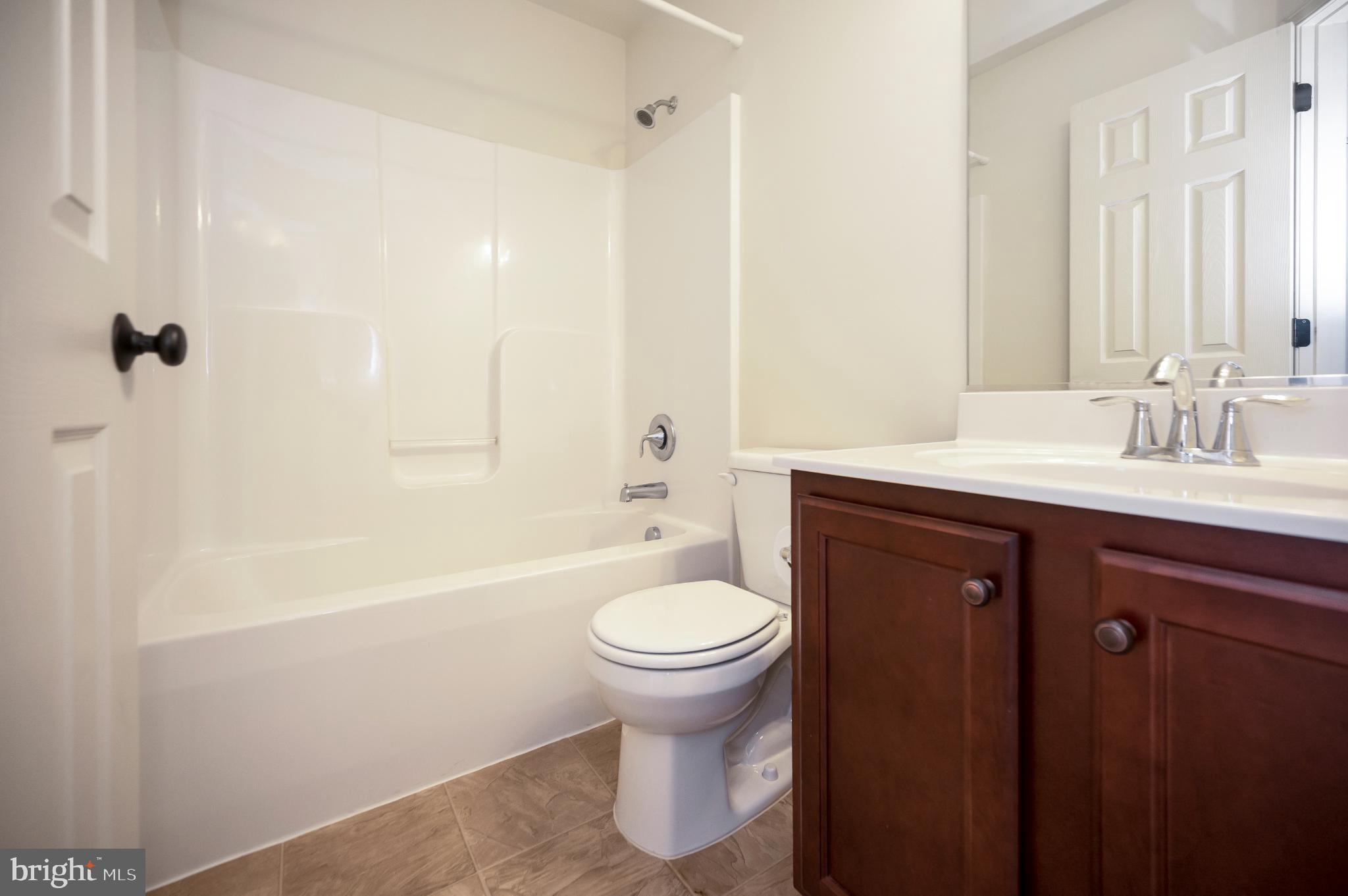18323 Congressional Circle Ruther Glen, VA 22546 - Photo 33 of 75 Hall Bathroom-Bedroom Level