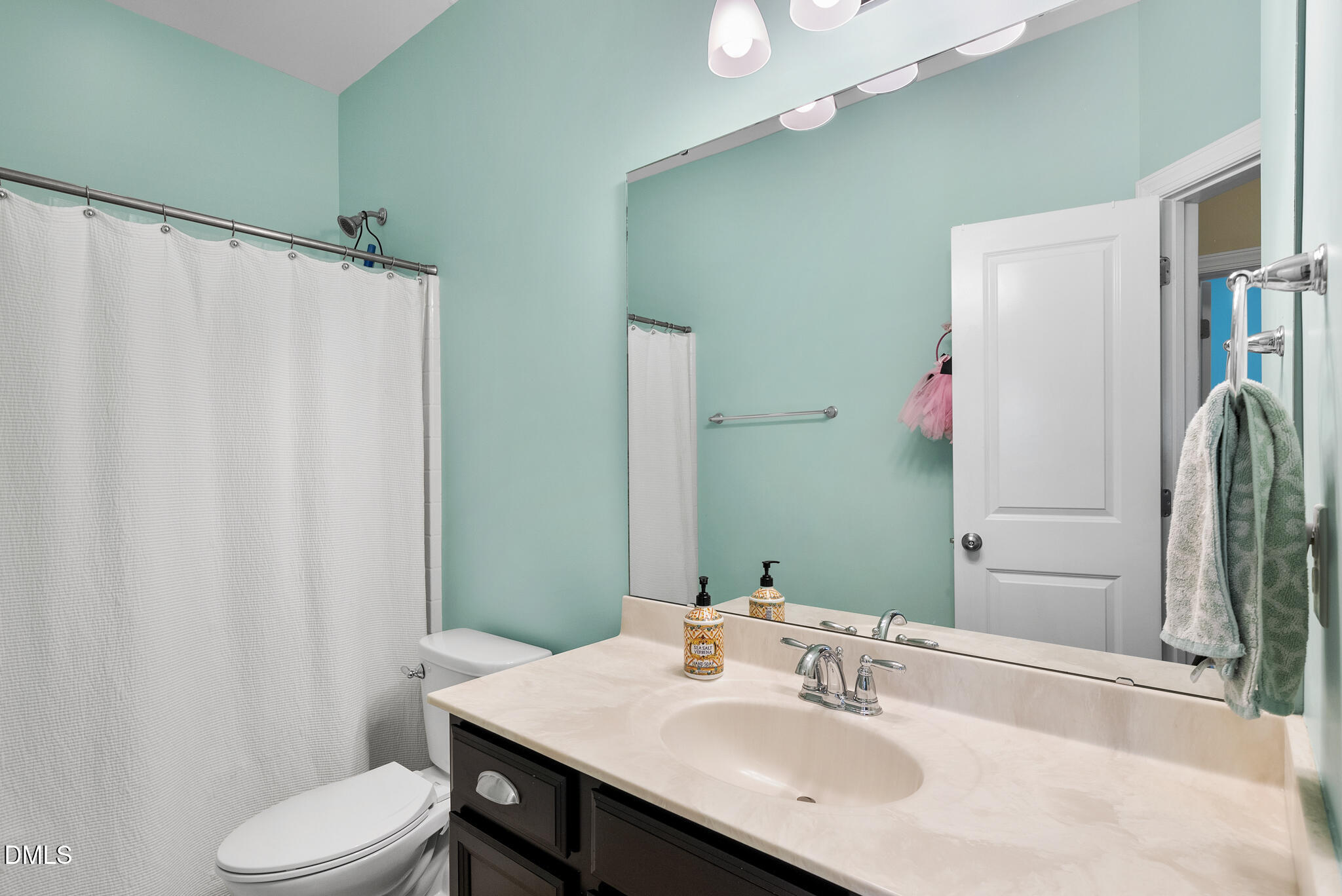 11808 Friendship Oak Trail Raleigh, NC 27613 - Photo 24 of 43 Upstairs Bathroom