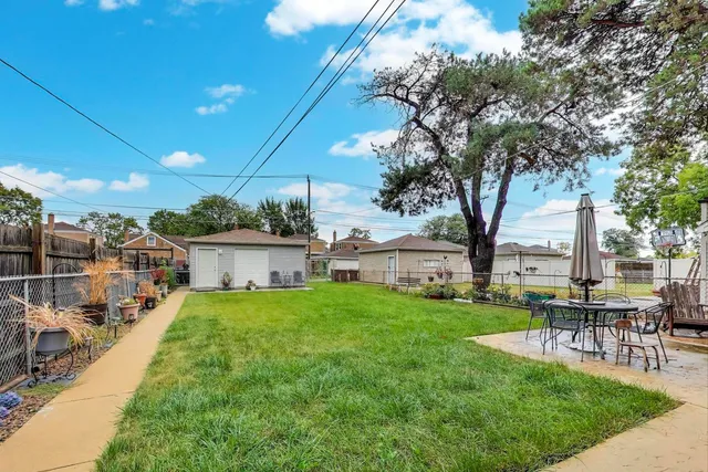 a view of a house with backyard and sitting area