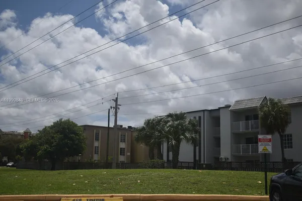 a view of a yard in front of house
