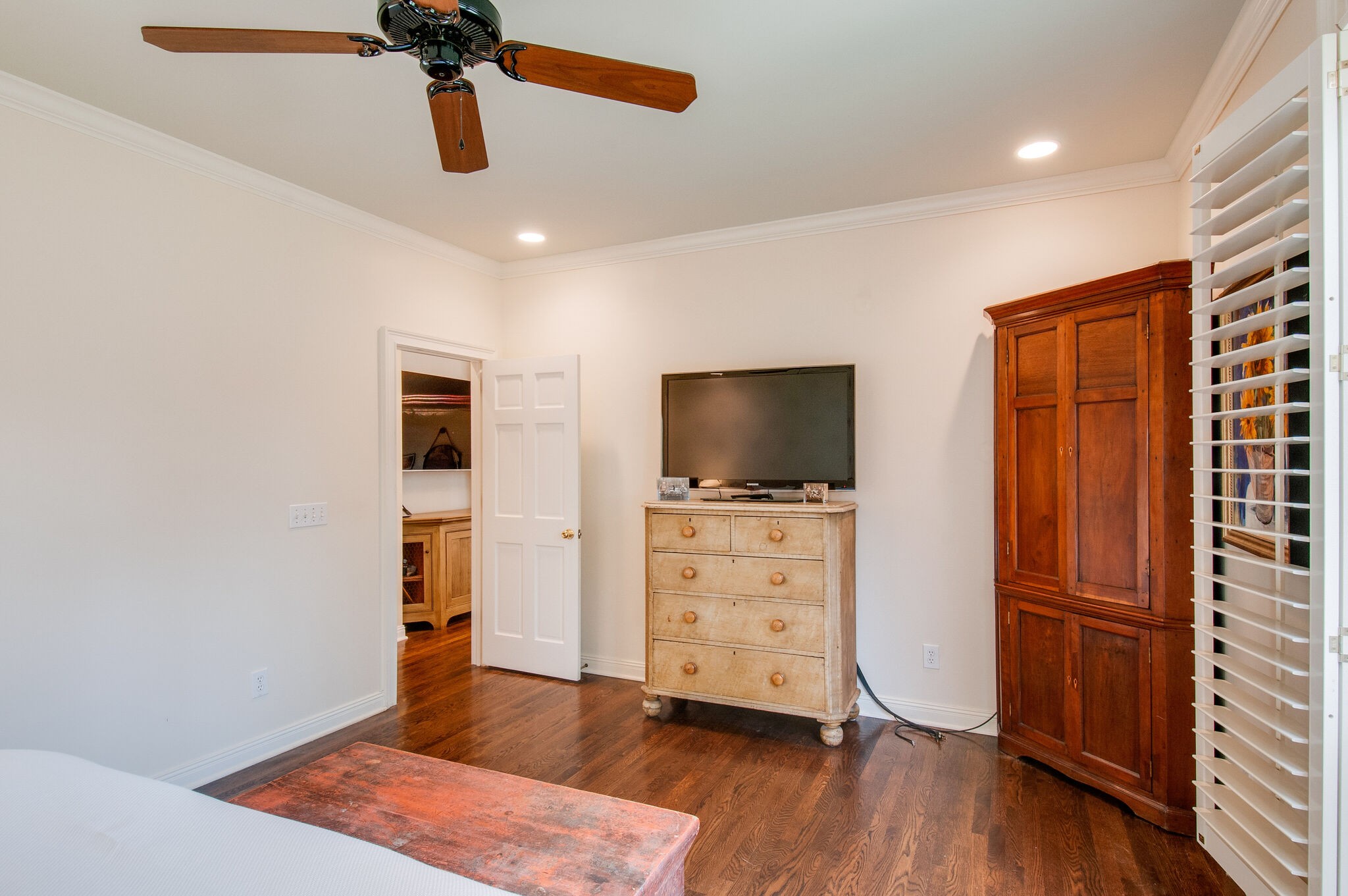 302 Page Road Nashville, TN 37205 - Photo 22 of 42 a view of a livingroom with furniture and wooden floor