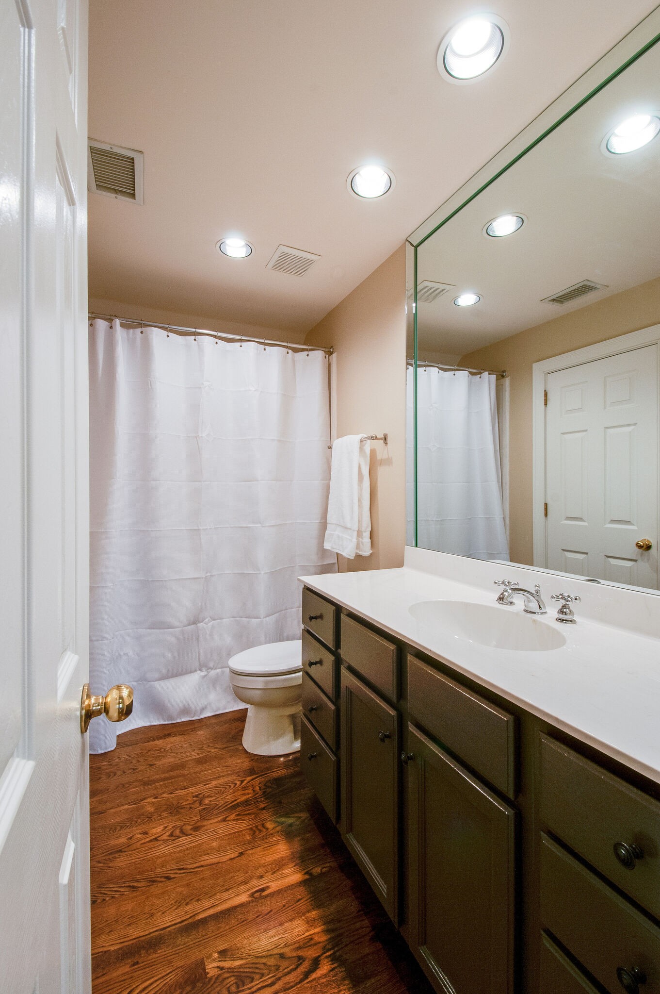 302 Page Road Nashville, TN 37205 - Photo 32 of 42 a bathroom with a sink and a mirror