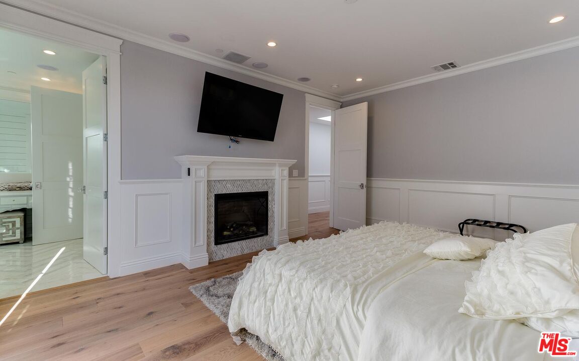 109 Geneva Walk Long Beach, CA 90803 - Photo 28 of 53 a spacious bedroom with a bed and a flat screen tv