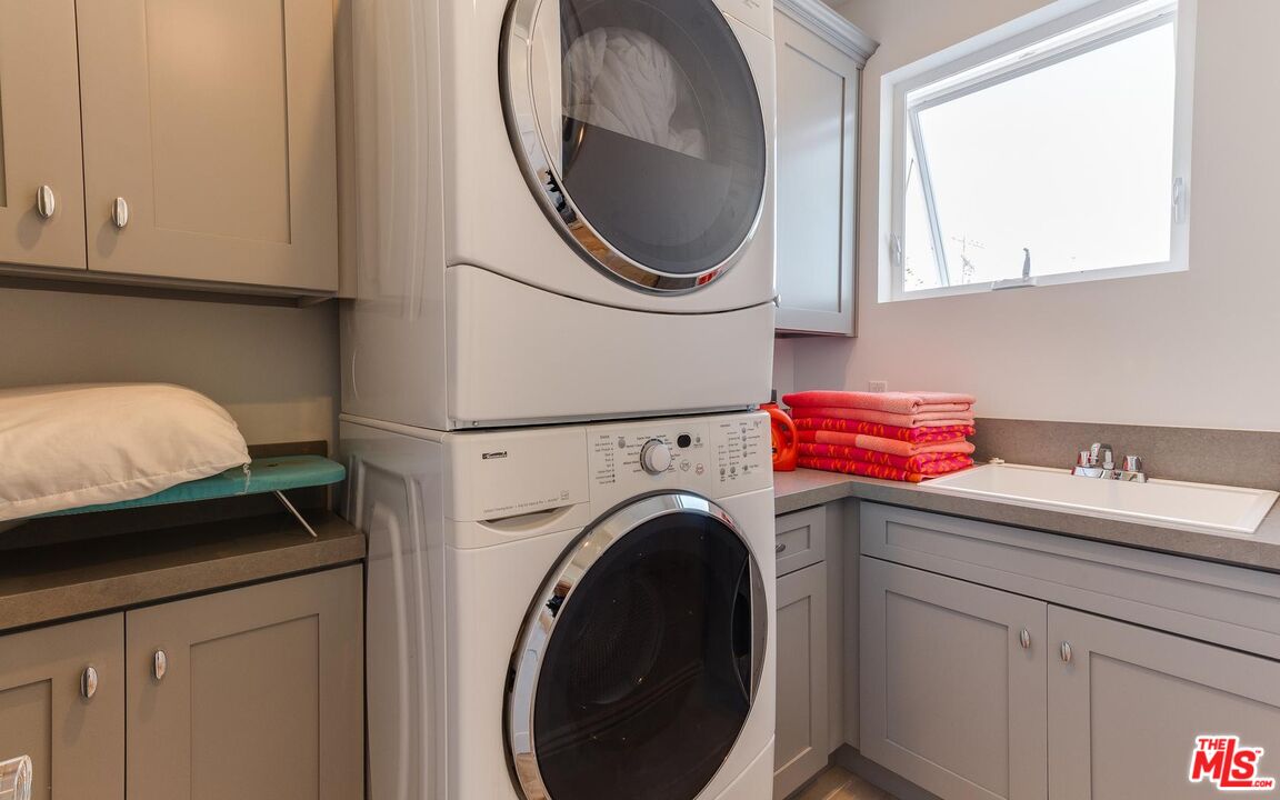 109 Geneva Walk Long Beach, CA 90803 - Photo 43 of 53 a utility room with dryer and washer