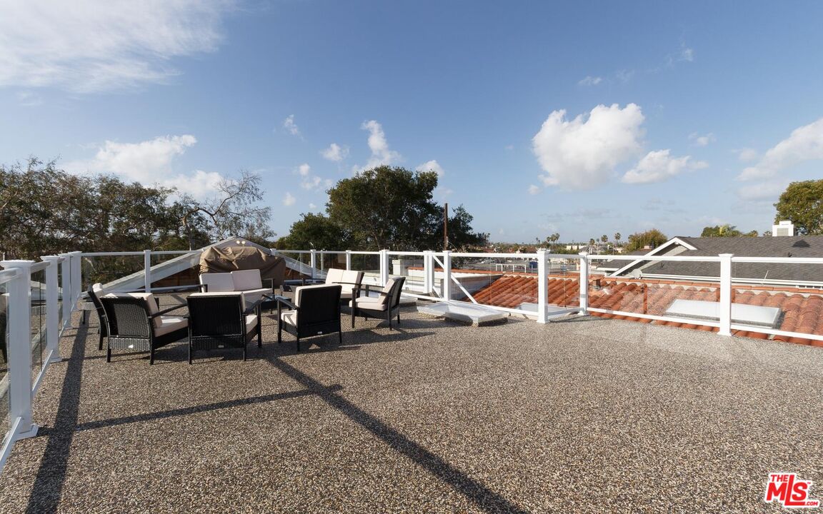 109 Geneva Walk Long Beach, CA 90803 - Photo 44 of 53 a view of a terrace with sitting area