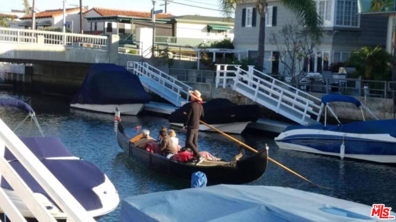 109 Geneva Walk Long Beach, CA 90803 - Photo 48 of 53 a view of a chairs and table in backyard