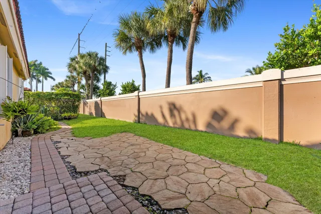 a view of a backyard