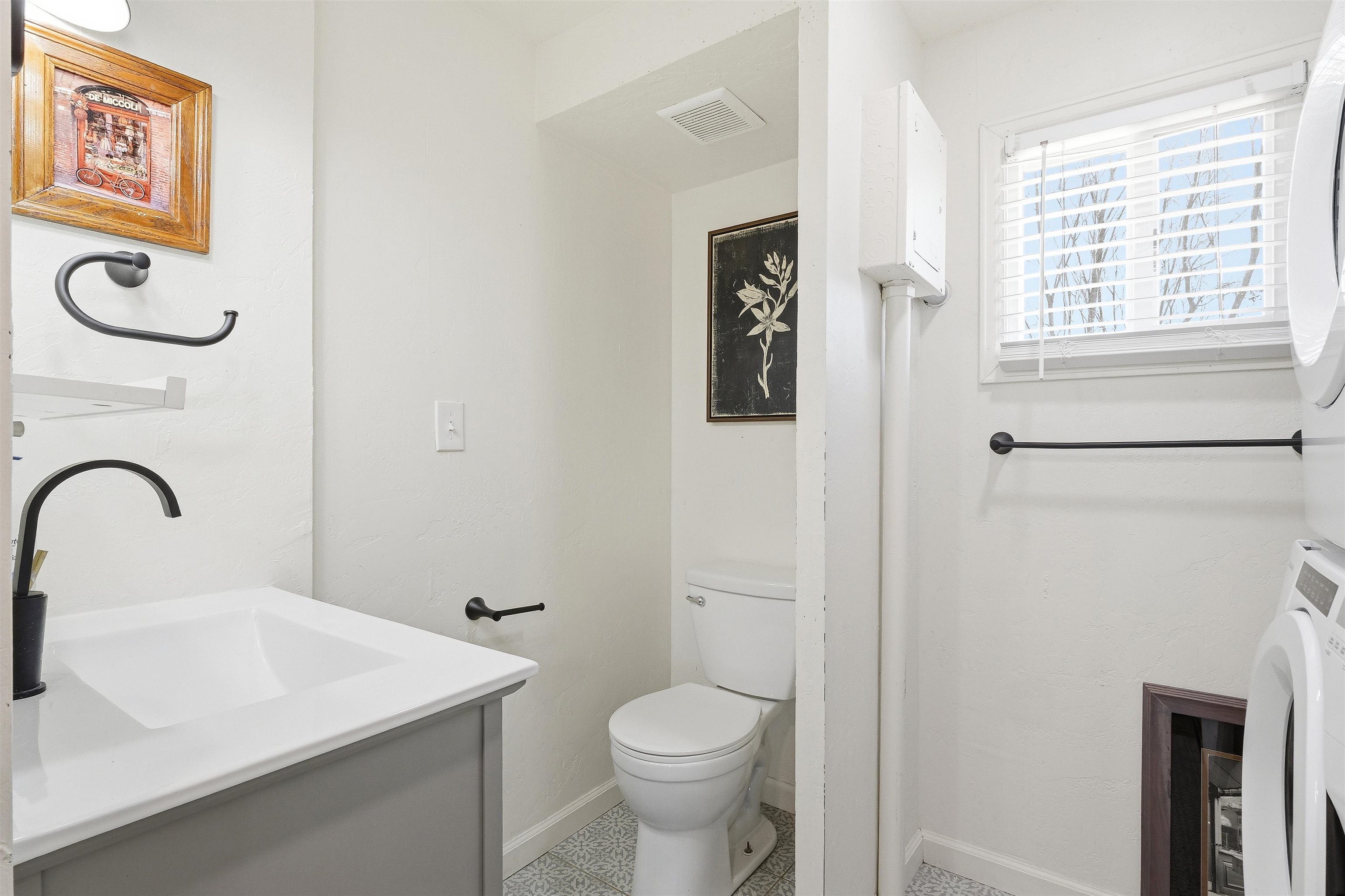 702-37 37 1/10 Road Palisade, CO 81526 - Photo 29 of 42 a bathroom with a toilet sink and a window