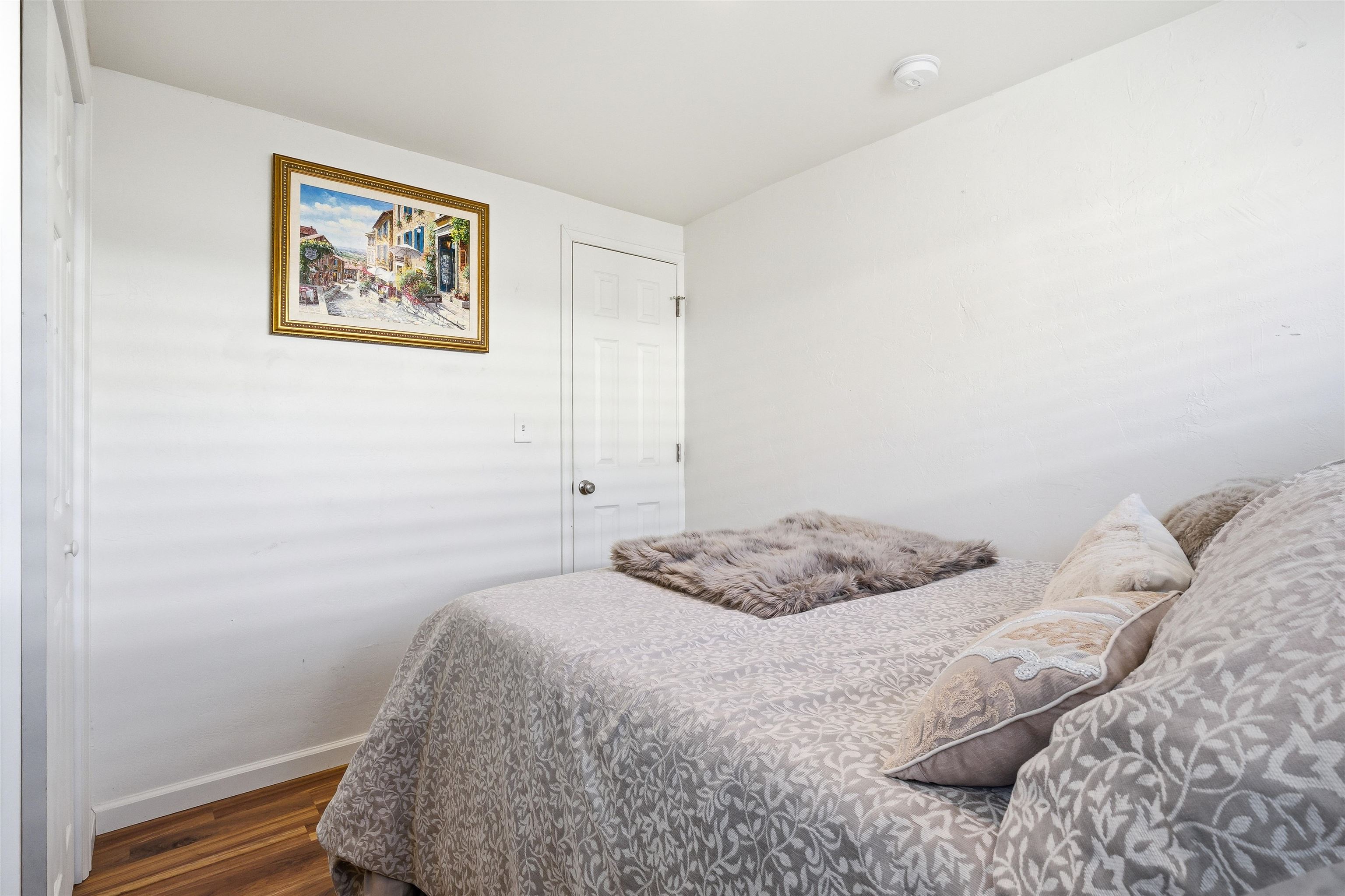 702-37 37 1/10 Road Palisade, CO 81526 - Photo 36 of 42 a bedroom with a bed and a wall painting