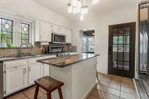 $385,000 | 6125 Marwinette Avenue, St. Louis, MO 63116