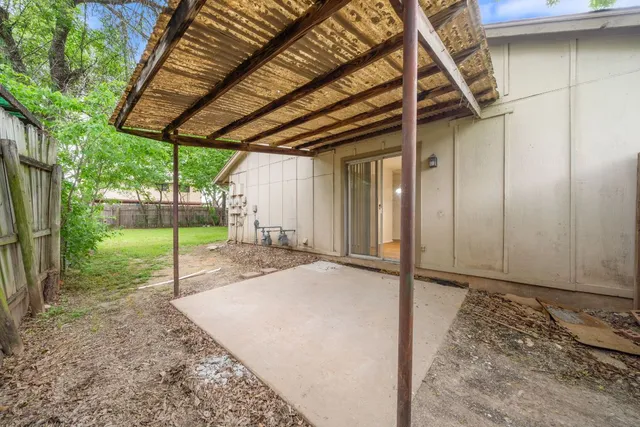 a view of a backyard