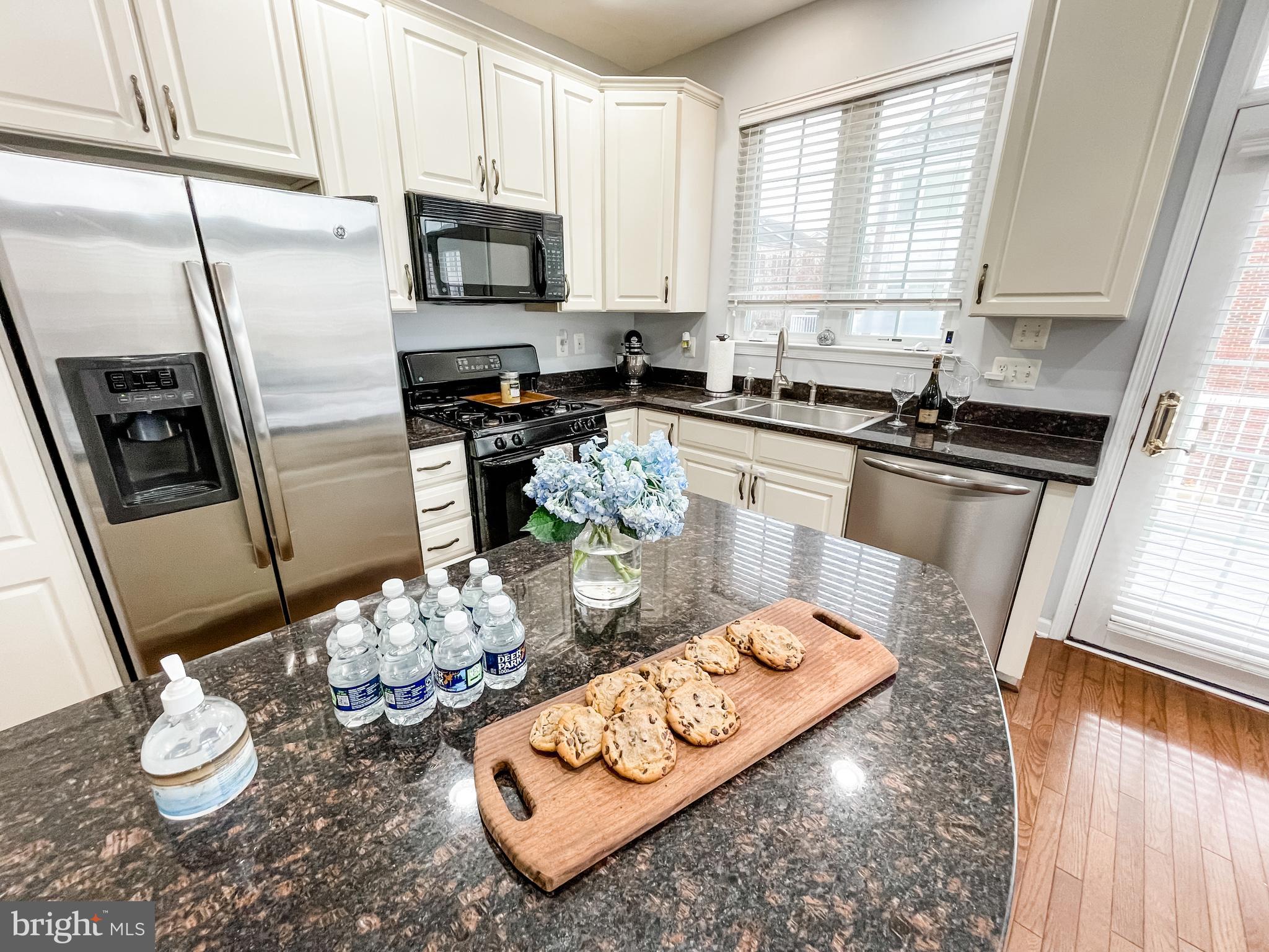 25121 Gunnery Square Chantilly, VA 20152 - Photo 18 of 29 Kitchen