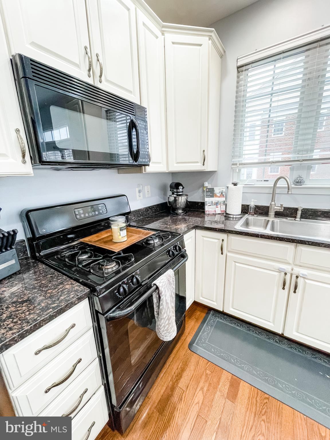 25121 Gunnery Square Chantilly, VA 20152 - Photo 19 of 29 Kitchen