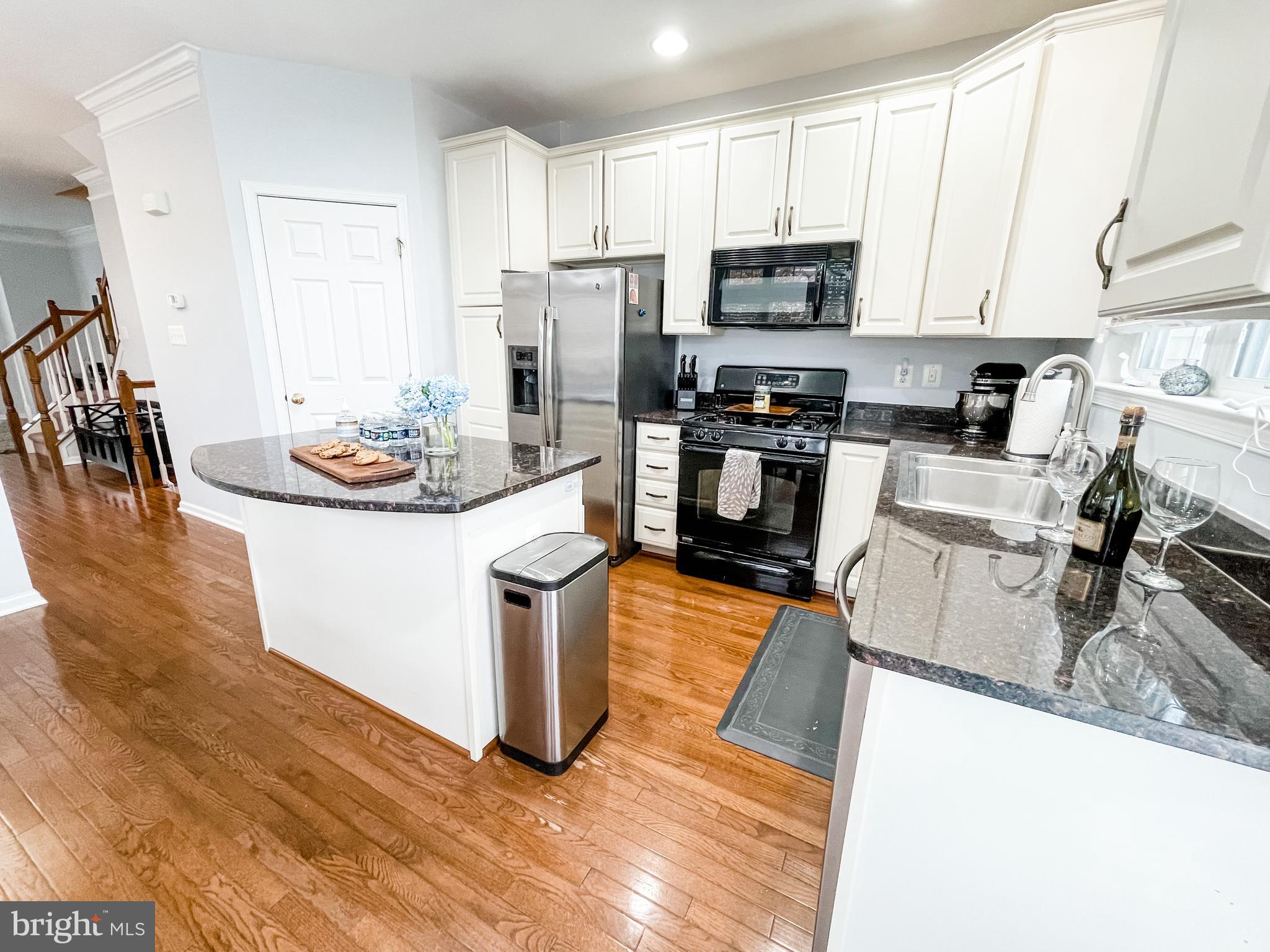 25121 Gunnery Square Chantilly, VA 20152 - Photo 20 of 29 Kitchen