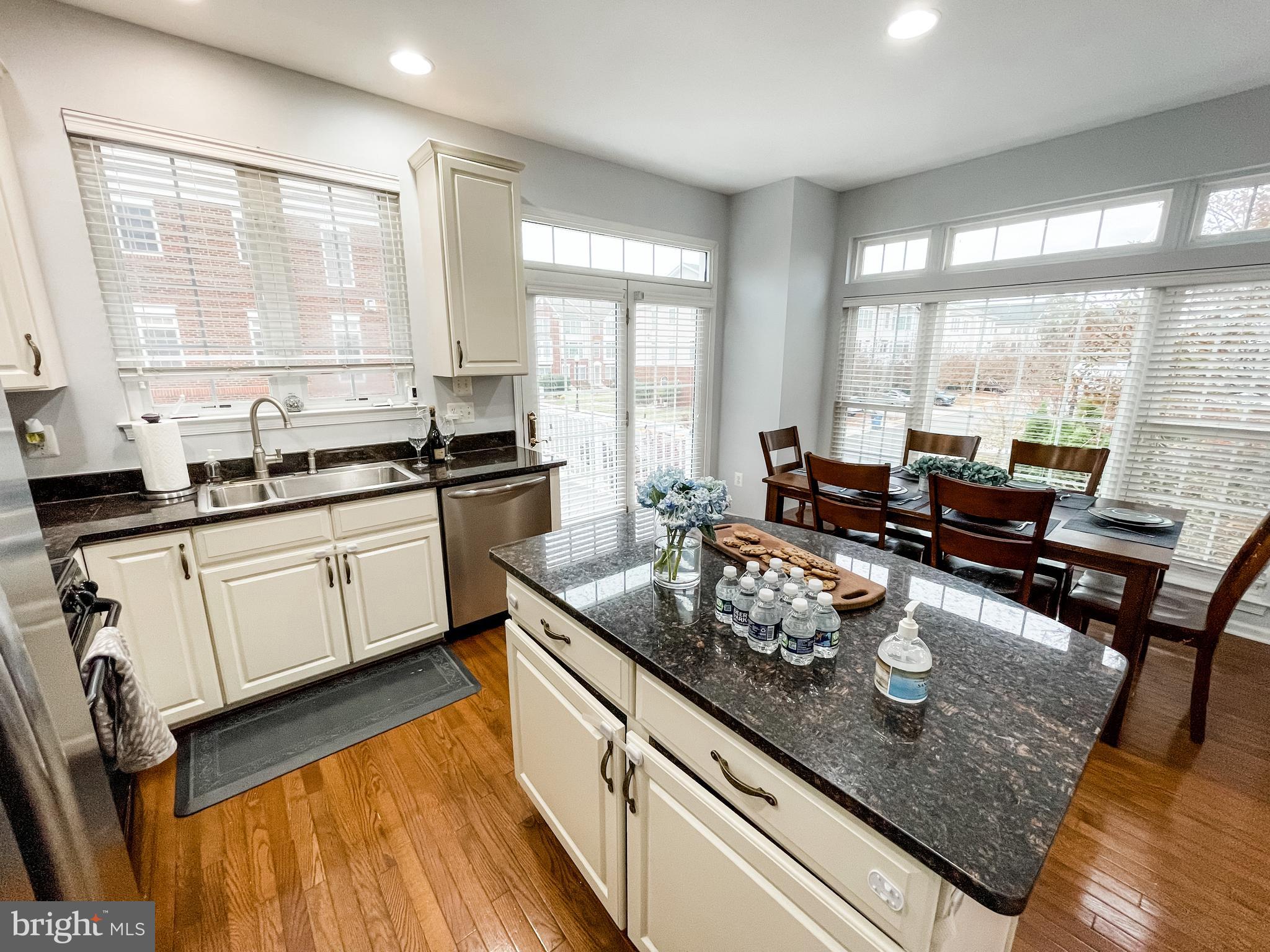 25121 Gunnery Square Chantilly, VA 20152 - Photo 22 of 29 Kitchen