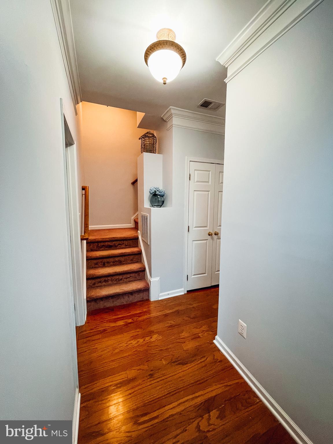 25121 Gunnery Square Chantilly, VA 20152 - Photo 4 of 29 Foyer