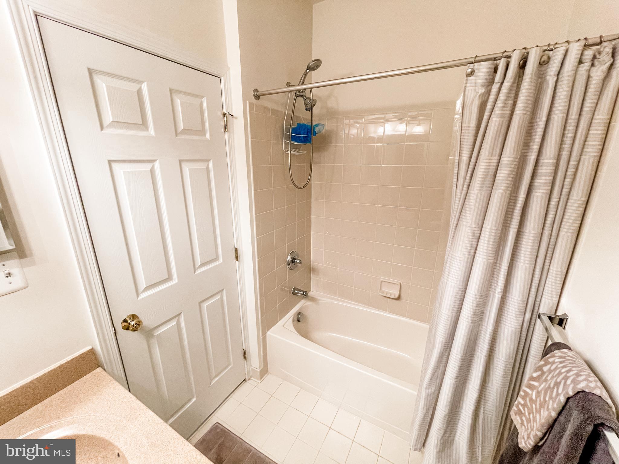 25121 Gunnery Square Chantilly, VA 20152 - Photo 8 of 29 Bathroom 1