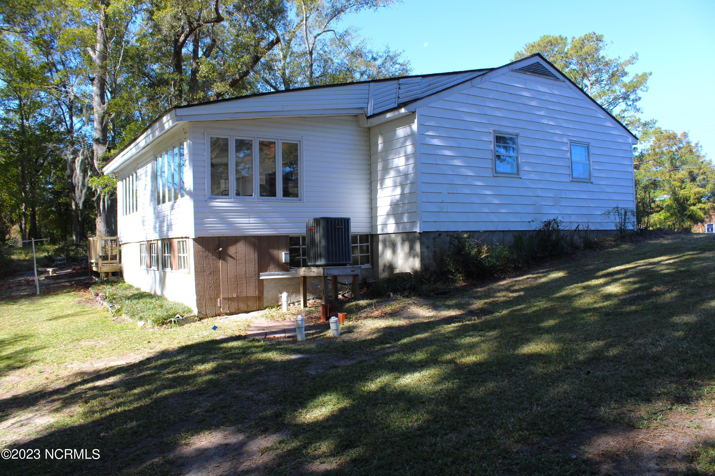 1490 Kellum Loop Road Jacksonville, NC 28546 - Photo 31 of 38 Left