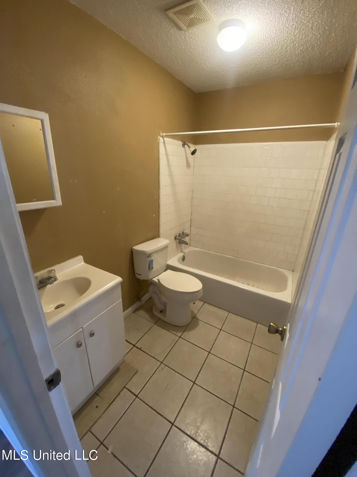 6443 Jasmine Street, Unit D3 Moss Point, MS 39563 - Photo 4 of 4 IMG_1152