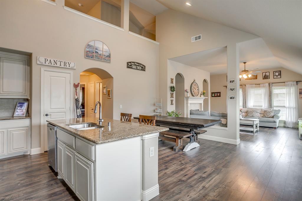 1033 Rustic Oak Way Burleson, TX 76028 - Photo 8 of 40