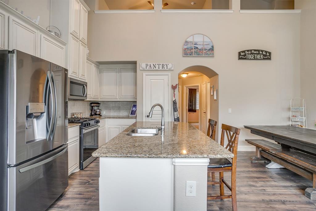 1033 Rustic Oak Way Burleson, TX 76028 - Photo 9 of 40