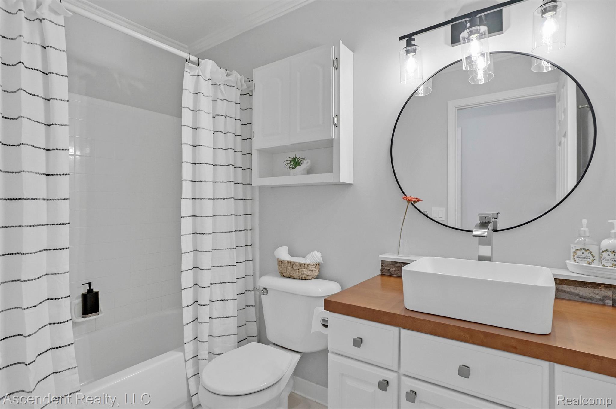 3198 Silverbrook Drive Rochester, MI 48306 - Photo 29 of 38 Upstairs full bath