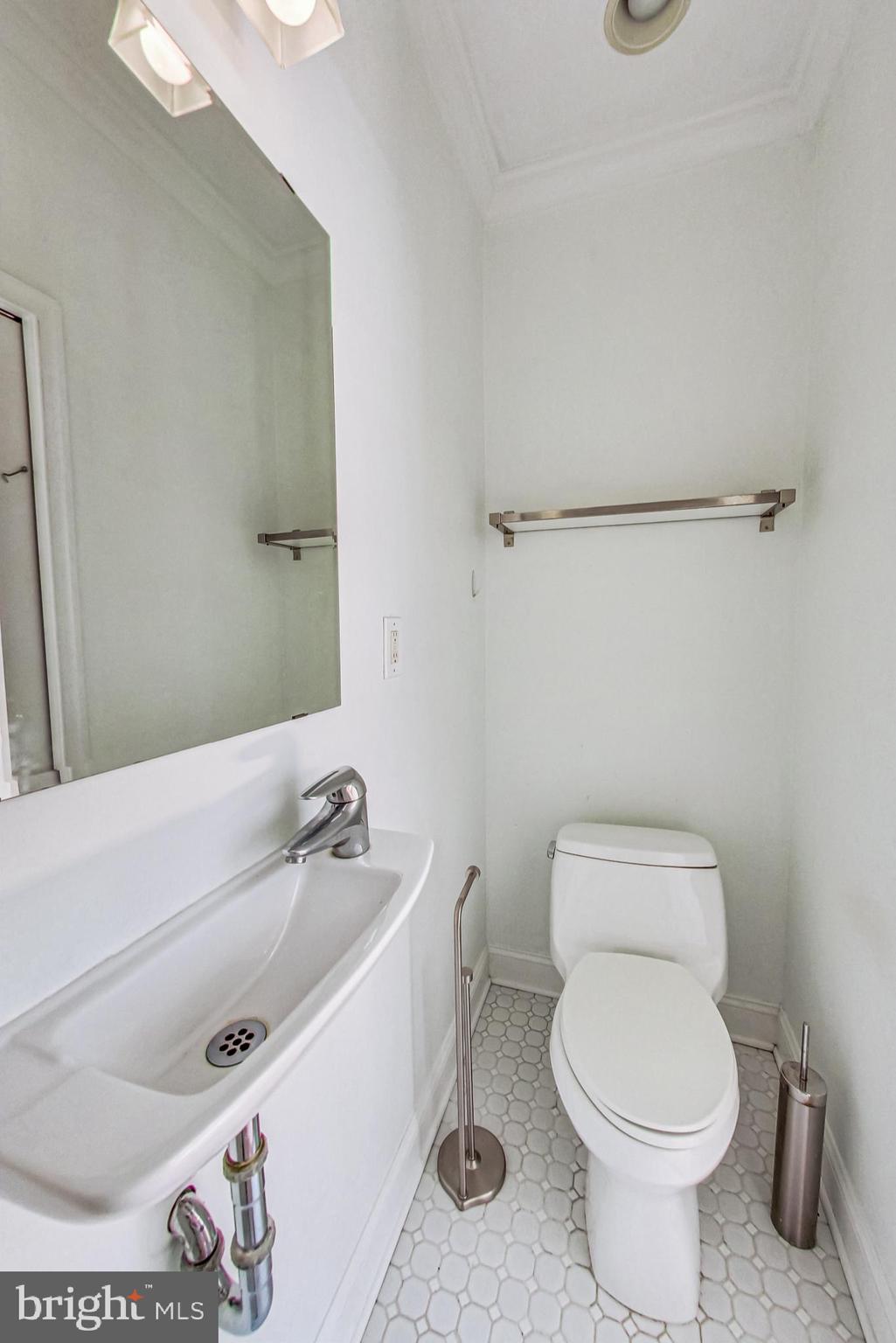 524 10th Street Southeast Washington, DC 20003 - Photo 18 of 35 Main floor full bath