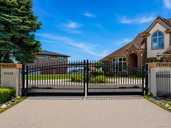 $1,154,000 | 33124 North North River Road, Harrison Township, MI 48045