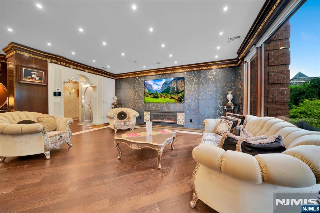 1088 Dearborn Road Fort Lee, NJ 07024 - Photo 17 of 49 Gallery Image 17