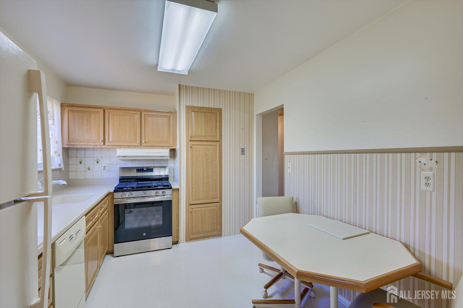 110 Benart Place Middlesex, NJ 08846 - Photo 12 of 28