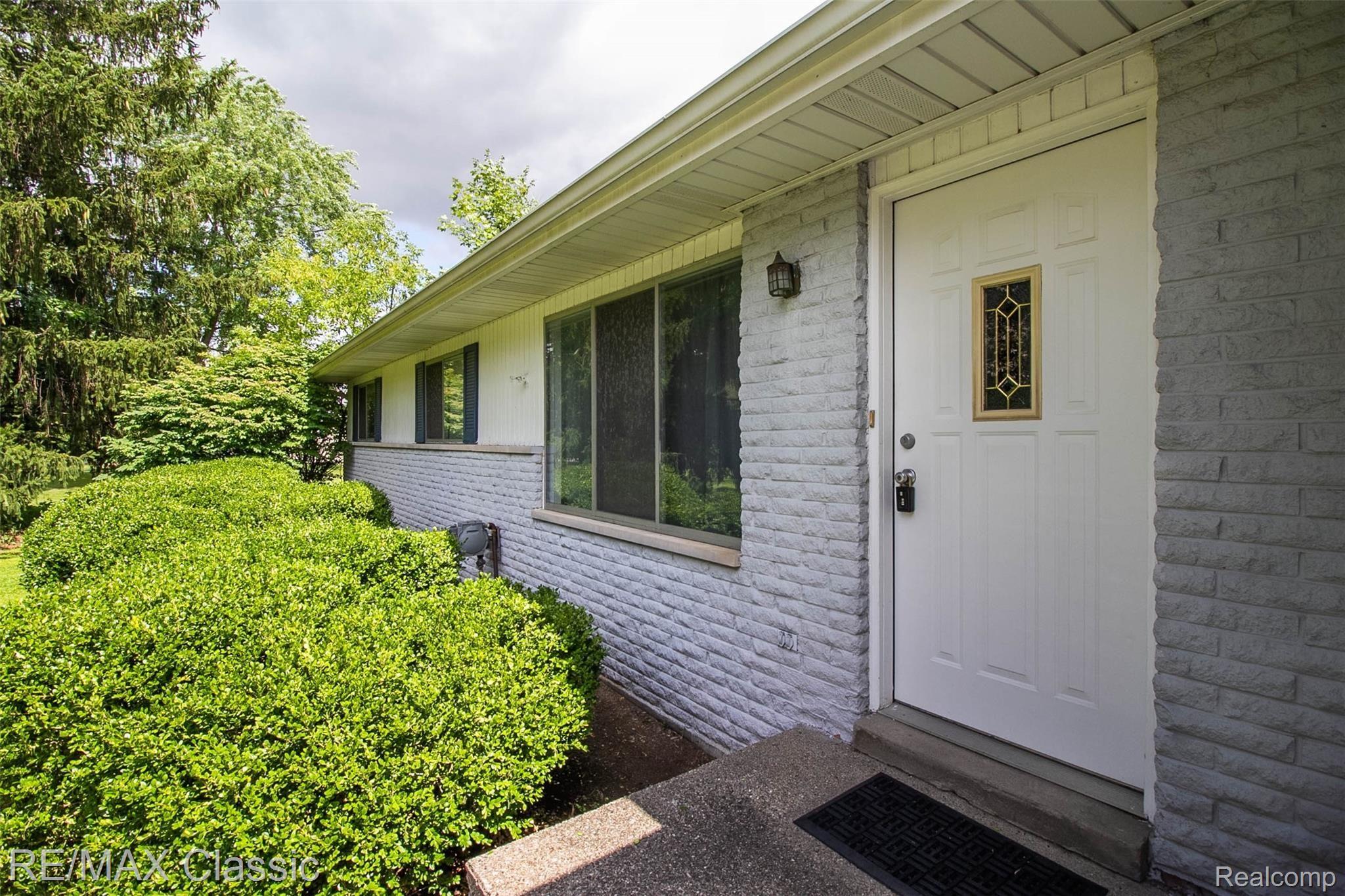 285 South Burkhart Road Howell, MI 48843 - Photo 2 of 31 2.jpg