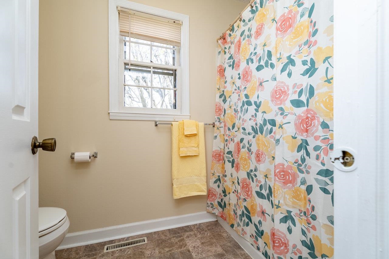 456 Eckert Circle Harrisonburg, VA 22801 - Photo 24 of 48 a bathroom with a sink and a toilet