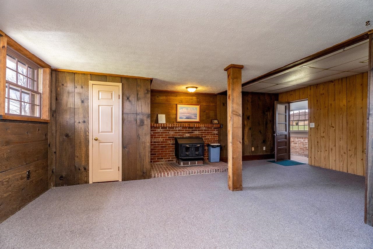 456 Eckert Circle Harrisonburg, VA 22801 - Photo 27 of 48 an empty room with furniture and a window