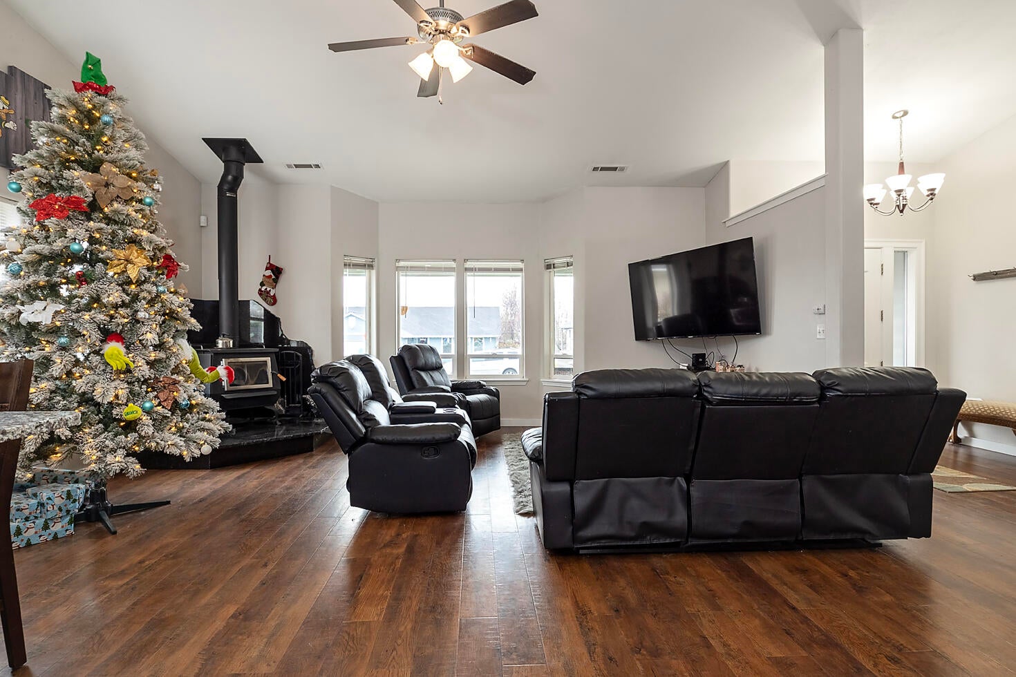 836 Ridgeview Drive Eagle Point, OR 97524 - Photo 4 of 19 Great Room