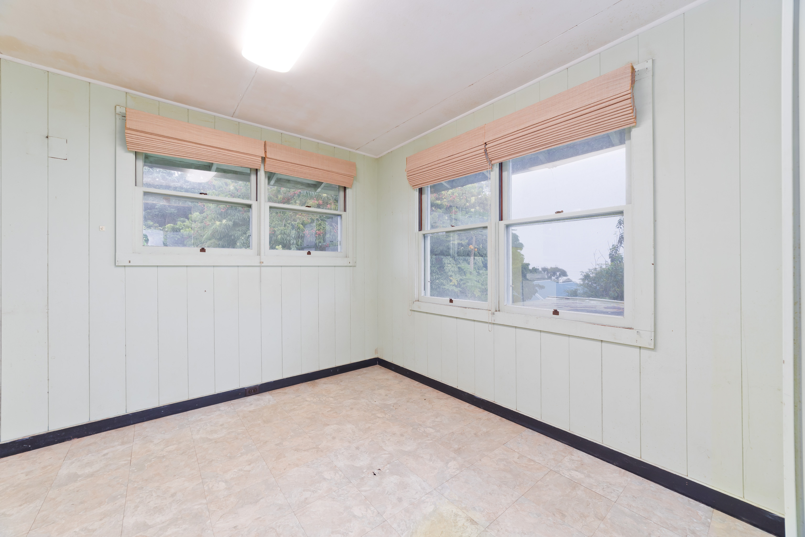 81-1028 Captain Cook Road Captain Cook, HI 96704 - Photo 10 of 22 an empty room with a window