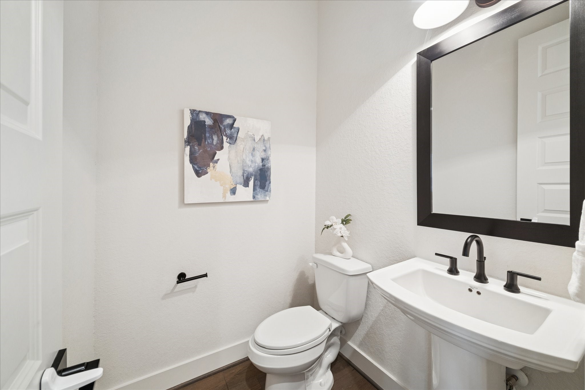 1122 Thompson Street Houston, TX 77007 - Photo 15 of 25 a bathroom with a toilet sink and mirror