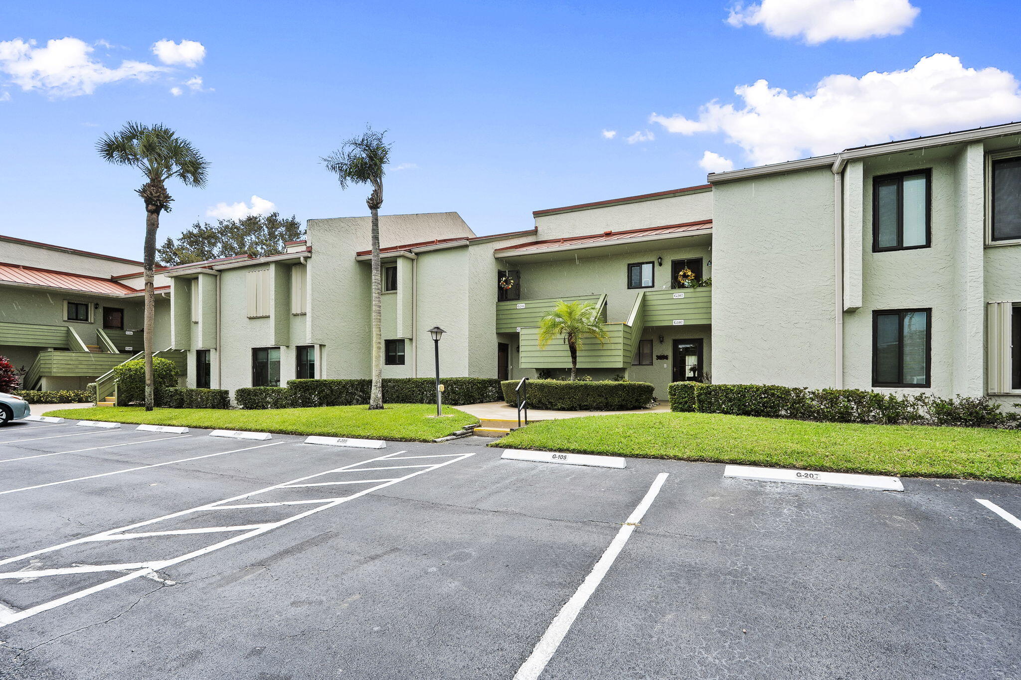5413 Southeast Miles Grant Road, Unit G206 Stuart, FL 34997 - Photo 20 of 31 a view of a volley ball court