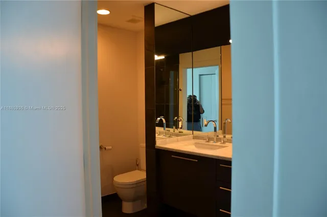 a close up view of a washer and dryer