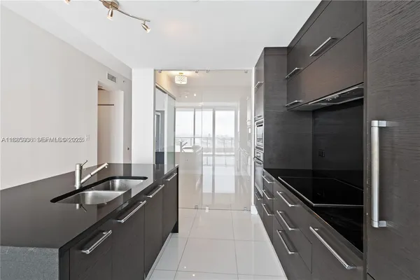 $719,000 | 900 Biscayne Boulevard, Unit 5104, Miami, FL 33132