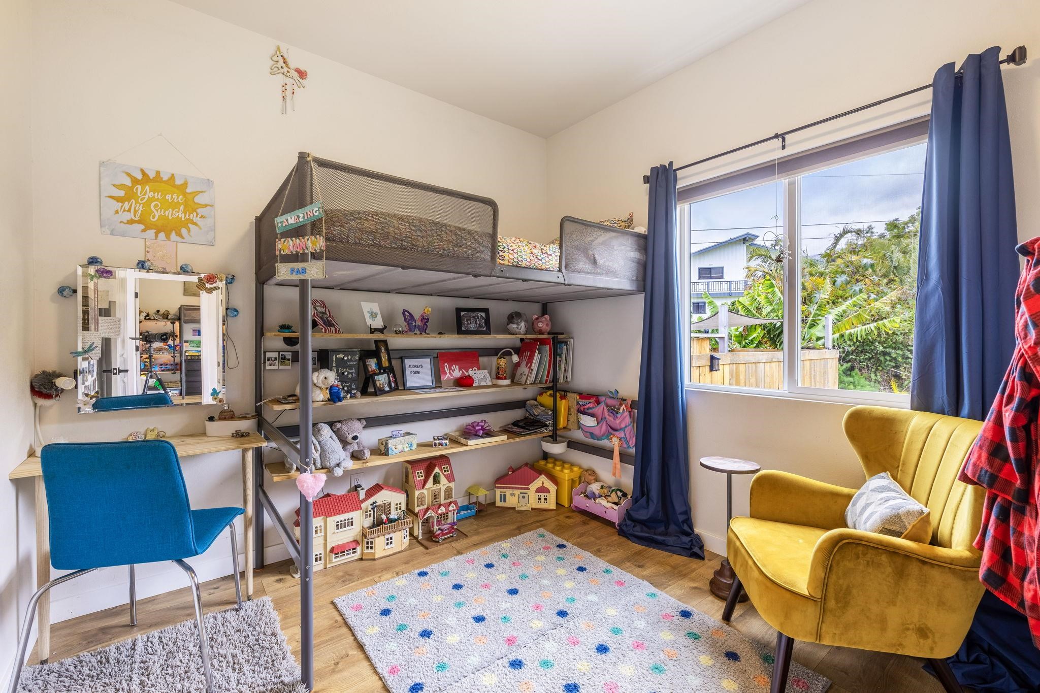 59 Waipoli Road Kula, HI 96790 - Photo 18 of 47 a bed room with furniture and a window