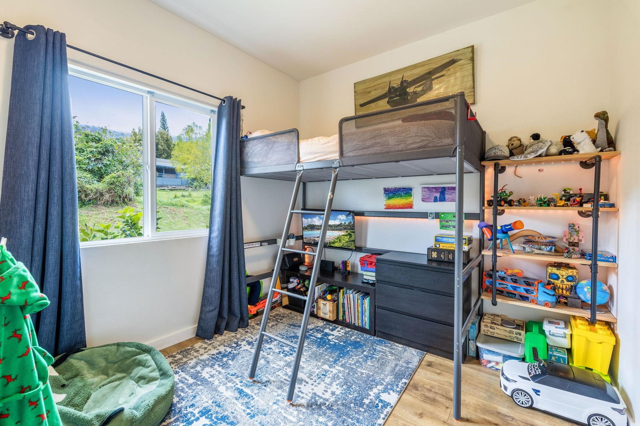 59 Waipoli Road Kula, HI 96790 - Photo 20 of 47 a room with toys and wooden floor