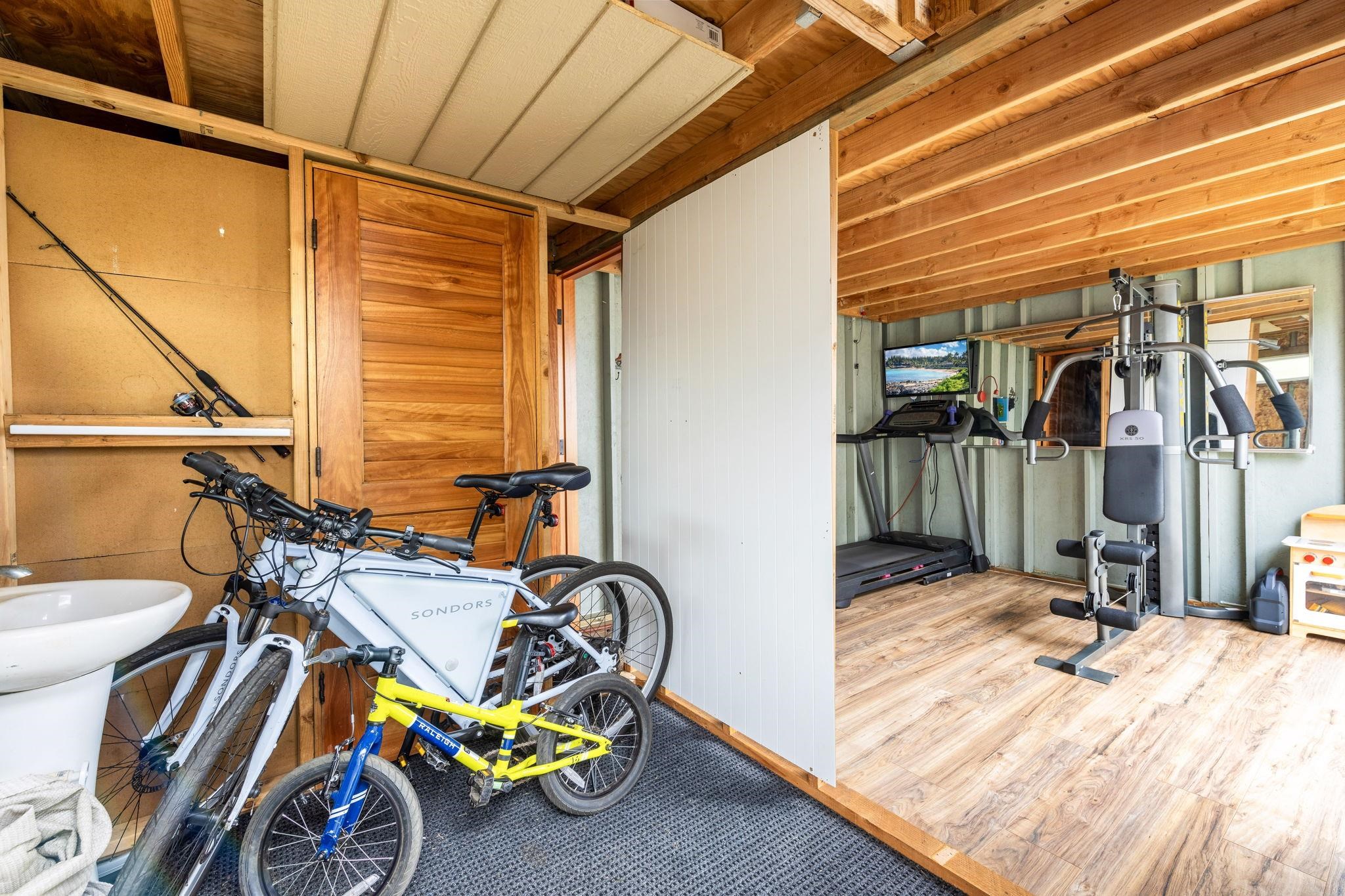 59 Waipoli Road Kula, HI 96790 - Photo 38 of 47 a view of a room with gym equipment