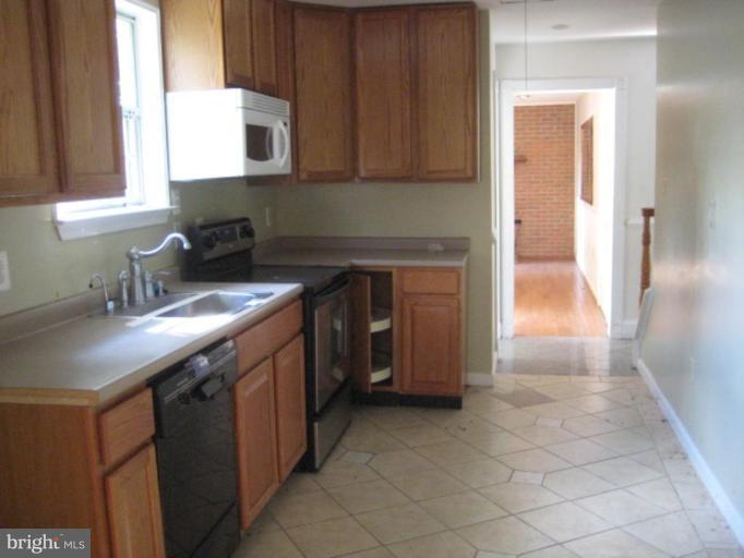 9004 Roundleaf Way Gaithersburg, MD 20879 - Photo 2 of 11 Kitchen