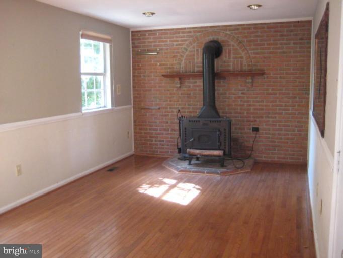 9004 Roundleaf Way Gaithersburg, MD 20879 - Photo 3 of 11 Family Room