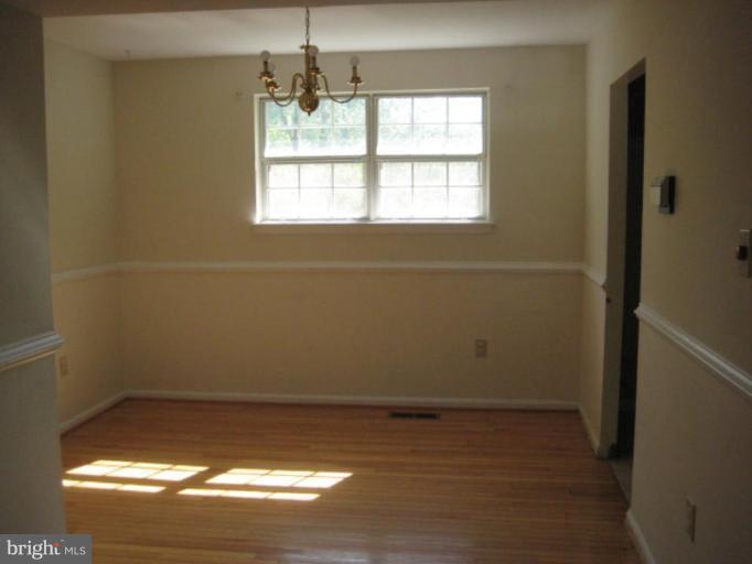 9004 Roundleaf Way Gaithersburg, MD 20879 - Photo 4 of 11 Dining Room