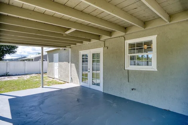 a view of empty room with floor to ceiling window yard and outdoor view
