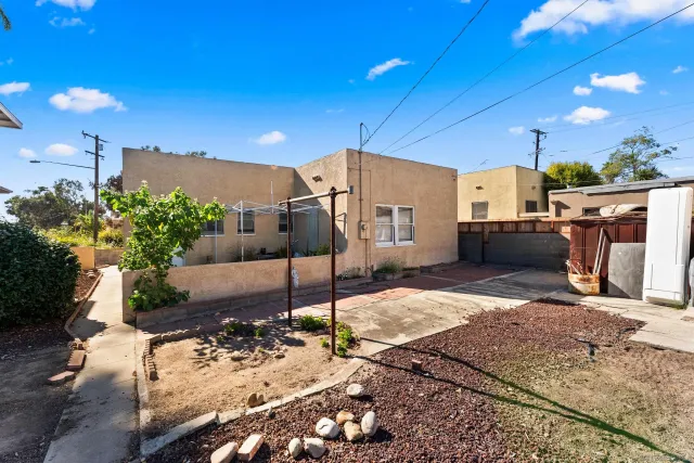 a view of a backyard